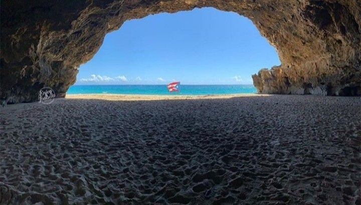 Playa Golondrinas Cave