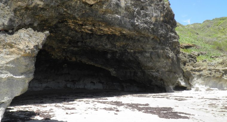 Playa Golondrinas Cave