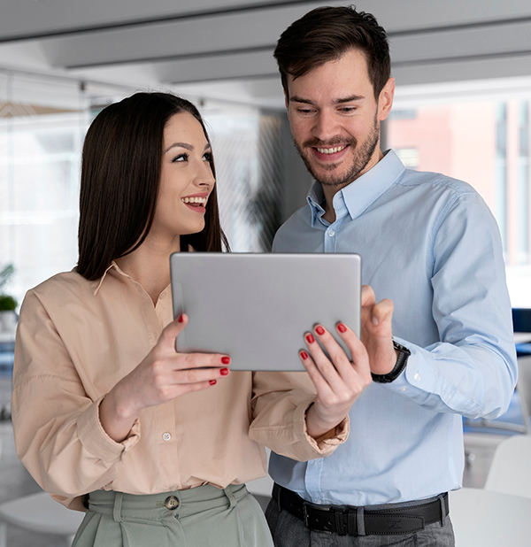 Personas usando una tablet en negocio